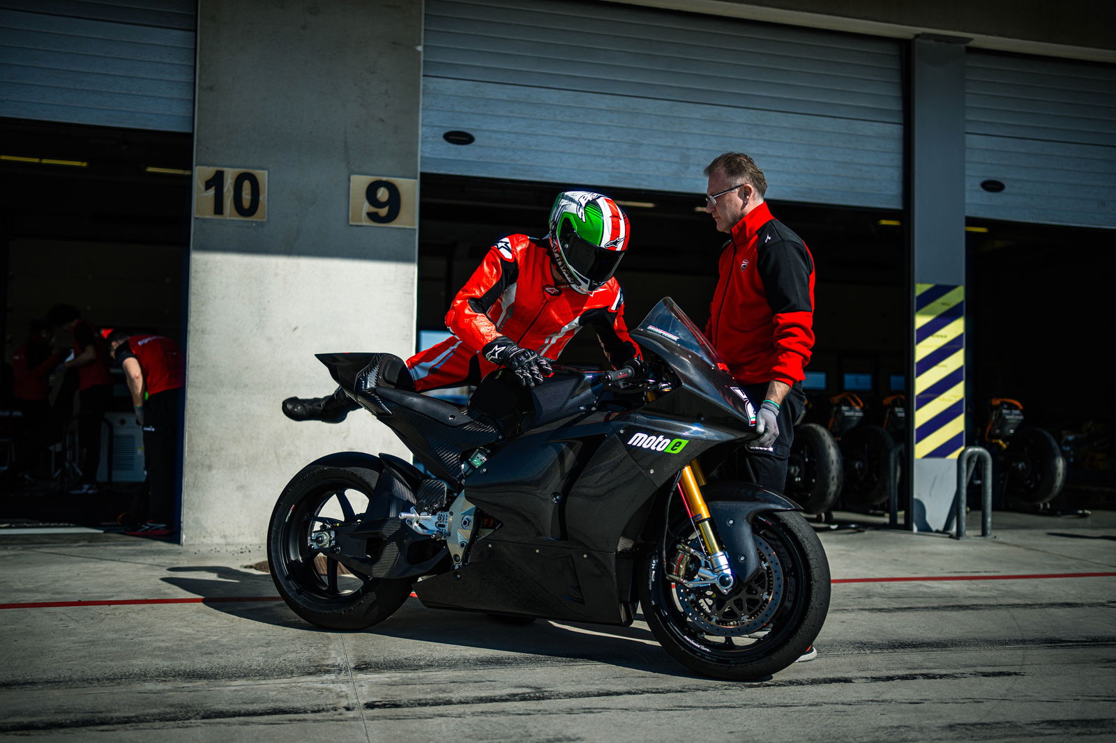 Ducati V21L in pit lane